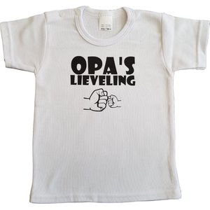 Wit baby t-shirt met ""Opa's lieveling"" - maat 68 - grootvader, babyshower, zwanger, cadeautje, kraamcadeau, grappig, geschenk, baby, tekst