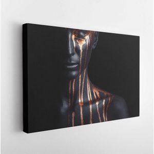 Kunst mode make-up. Een geweldige vrouw met zwarte make-up en lekkende goudverf - Modern Art Canvas - Horizontaal - 705779236 - 40*30 Horizontal