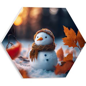 PVC Schuimplaat Hexagon - Sneeuwpop met Bruine Sjaal en Muts in de Sneeuw tussen de Herfstbladeren - 30x26.1 cm Foto op Hexagon (Met Ophangsysteem)