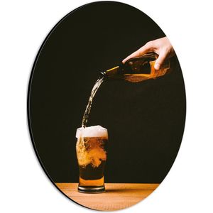 Dibond Ovaal - Bier - Bierglas - Drank - Drinken - Schenken - Hand - Bierflesje - 21x28 cm Foto op Ovaal (Met Ophangsysteem)