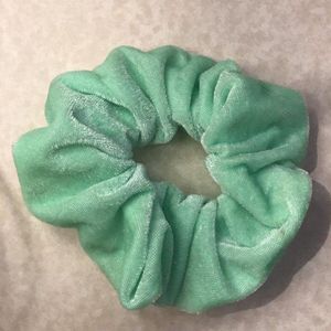 IRSA Scrunchie Velvet Mint Green - haarwokkel - Haarelastiek - Haaraccessoire (1 stuk)