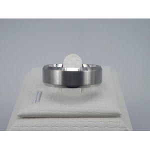 Edelstaal zilverkleur ringen maat 21 met 2 fijne schuin uit gegraveerde banen aan de buitenkanten en brede mat zilver banen in midden, deze ring is zowel geschikt voor dame of heer.