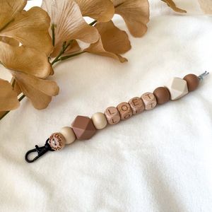 Baby Chique Uden | Tassenhanger / Sleutelhanger met naam | Crème Bruin | Zelf ontwerpen | Kraam cadeau | Babyshower | Babygym | Baby born | Gepersonaliseerd