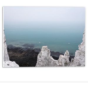 Forex - Rotsen met de Zee op de Achtergrond - 40x30cm Foto op Forex
