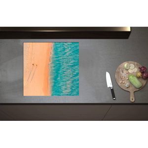 Inductieplaat Beschermer - Bovenaanzicht van Koppel tijdens Strandwandeling langs Felblauwe Oceaan - 57x55 cm - 2 mm Dik - Inductie Beschermer - Bescherming Inductiekookplaat - Kookplaat Beschermer van Wit Vinyl