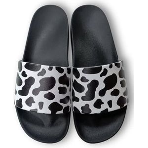 AGRIFANS® Koeienvlek Slippers – Maat 36 | Comfortabele Slippers met Uniek Koeienprint Design | Unisex | Antislip Zool | Lichtgewicht & Ademend | Voor Binnen en Buiten