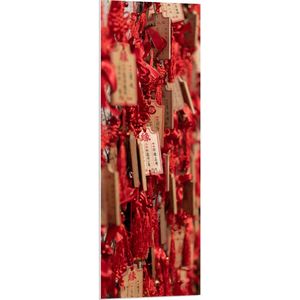 PVC Schuimplaat- Rode Sleutelhangers met Chinese Tekens aan een Muur - 40x120 cm Foto op PVC Schuimplaat