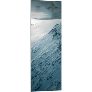 WallClassics - PVC Schuimplaat - Sneeuw op een Hoge Berg - 40x120 cm Foto op PVC Schuimplaat (Met Ophangsysteem)