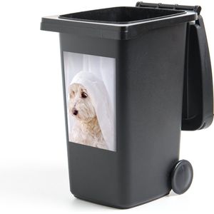 Container sticker Maltezer - Een witte Maltezer hond kijkt uit een raam - 40x60 cm - kliko sticker - weerbestendige containersticker
