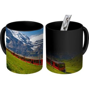 Magische Mok - Foto op Warmte Mokken - Koffiemok - Een rode trein in de Alpen - Magic Mok - Beker - 350 ML - Theemok