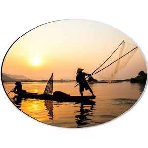 Dibond Ovaal - Silhouet van Vissersmannen op het Meer in Actie bij Zonsondergang - 40x30 cm Foto op Ovaal (Met Ophangsysteem)