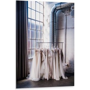Forex - Trouwjurken in Oude Fabriek - 80x120cm Foto op Forex