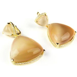Zilveren oorringen oorbellen geel goud verguld Model Triangel Love gezet met bruine stenen en cubic zirconia