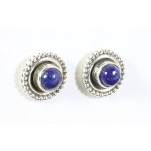 Fijne bewerkte ronde zilveren oorstekers met lapis lazuli