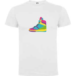 Wit T-Shirt met “Kleurrijke Sneaker – Terug naar de jaren 80 – Good Vibes “ Print Full Color Maat S
