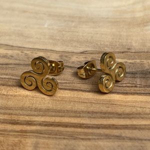 Wellness-House | Oorbellen Triskelion Gold | Oorstekers | Keltisch | RVS Oorbellen | Unisex Oorbellen | Goudkleurige Oorbellen | Triskelion Symbool | Keltisch Symbool | Mythisch | Magisch | Drie Eenheid | Vuur In je Hart | Zen Sieraad | Zen