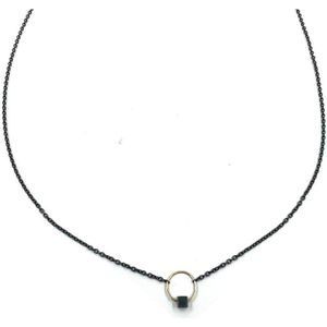 Handgemaakt zwart zilveren oogjescollier met 14 karaat geel gouden oog, van goudsmederij vanNienke met zilveren blokje en 1.3mm ankerschakel ketting.