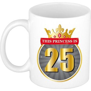 This princess is 25 mok wit - cadeau mok / beker - 25e verjaardag