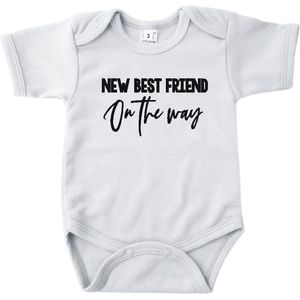 Baby romper met tekst zwangerschap aankondiging | New best friend on the way | Wit | korte mouw | maat 56 cadeautje zwangerschap aankondiging bekendmaking |Cadeautje 100% katoen.
