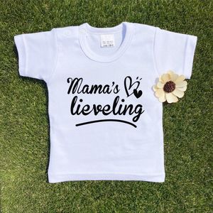 Kinder - t-shirt - Mama's lieveling - maat: 92 - kleur: wit - 1 stuks - mama - moeder - kinderkleding - shirt - baby kleding - kinderkleding jongens - kinderkleding meisjes