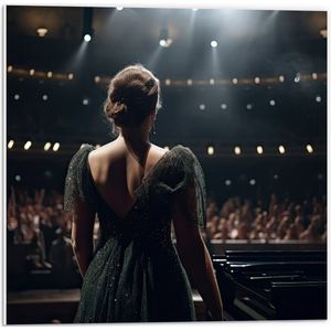 PVC Schuimplaat - Vrouw - Muziek - Podium - Publiek - Jurk - Mensen - Piano - 50x50 cm Foto op PVC Schuimplaat (Met Ophangsysteem)