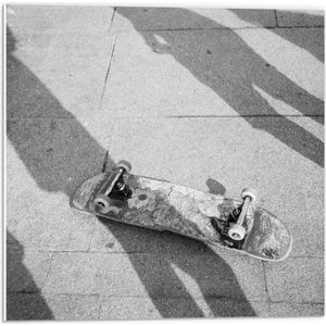 Forex - Omgevallen Skateboard (zwart/wit) - 50x50cm Foto op Forex