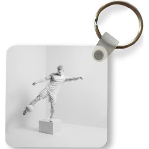 Sleutelhanger - Standbeeld van een voetballende jongen - Plastic - Rond - Uitdeelcadeautjes