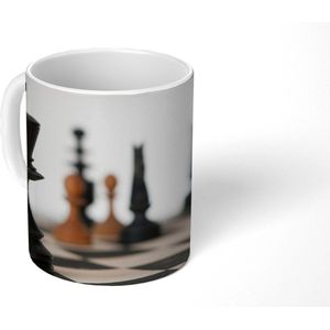 Mok - Koffiemok - Een schaakwedstrijd op het bord - Mokken - 350 ML - Beker - Koffiemokken - Theemok