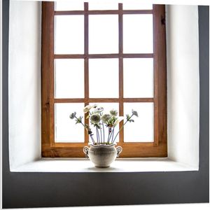 Forex - Bloemenvaas in het Raam - 80x80cm Foto op Forex