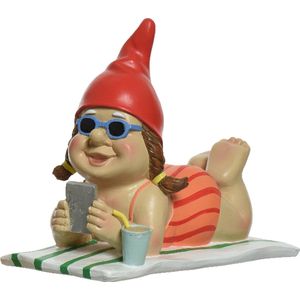 Decoris Tuinkabouter zonnende vrouw - kunststeen - H18 cm - grappig/ondeugend