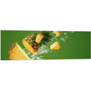 Vlag - Gele Ananas in Stukken tegen Groene Achtergrond - 120x40 cm Foto op Polyester Vlag