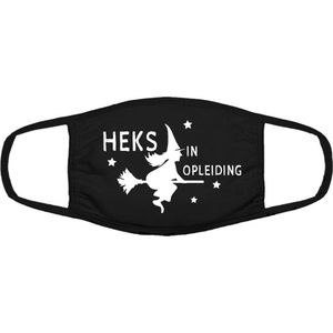 Heks in opleiding mondkapje | magie | bezem | heks | heksen | opleiding | school | grappig | gezichtsmasker | bescherming | bedrukt | logo | Zwart mondmasker van katoen, uitwasbaar & herbruikbaar. Geschikt voor OV