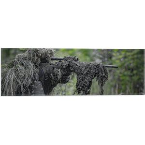 Vlag - Soldaat in Camouflage Kleding met Geweer in Handen - 60x20 cm Foto op Polyester Vlag