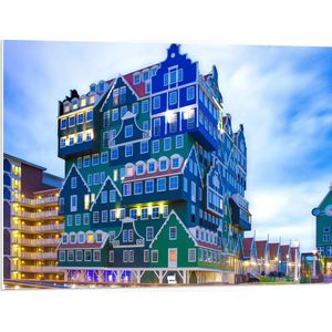 WallClassics - PVC Schuimplaat - Groen met Blauwe Huizen op elkaar - Zaandam - 80x60 cm Foto op PVC Schuimplaat (Met Ophangsysteem)