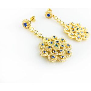 Model Blue Flower zilveren oorringen geel goud verguld gezet met blauwe steentjes