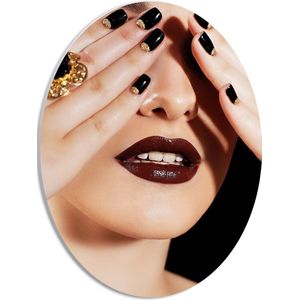 PVC Schuimplaat Ovaal - Vrouw - Gezicht - Handen - Nagellak - Ring - Goud - Lippenstift - 30x40 cm Foto op Ovaal (Met Ophangsysteem)