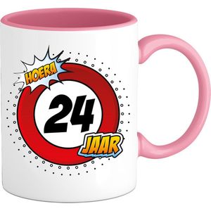 24 Jaar Verkeersbord Mok met tekst | Grappig Verjaardag Beker Cadeau | Bedrukte Koffie en Thee Mokken | Zwart | 330 ML
