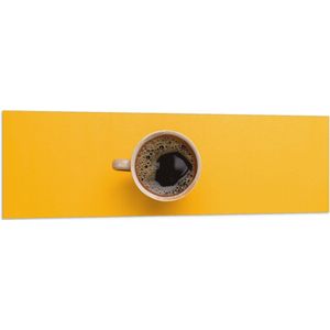 Vlag - Bovenaanzicht van Verse Kop Koffie op Okergele Ondergrond - 150x50 cm Foto op Polyester Vlag