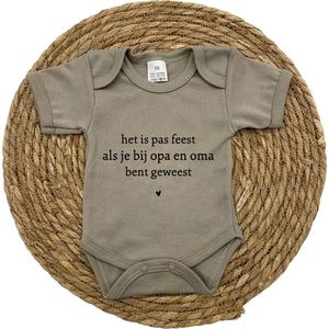 Romper | het is pas feest als je bij opa en oma bent geweest - baby - newborn - grappig - tekst - zwanger - zwangerschap - zwangerschapsaankondiging | sand | maat 56