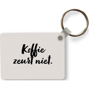 Sleutelhanger - Taupe - Quote - Koffie zeurt niet - Uitdeelcadeautjes - Plastic