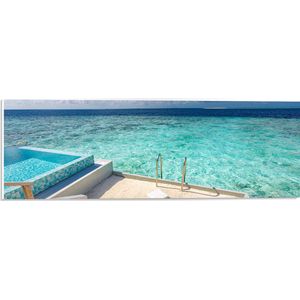 PVC Schuimplaat - Zwembad boven Tropisch Blauwe Zee in Luxe Vakantieverblijf - 60x20 cm Foto op PVC Schuimplaat (Met Ophangsysteem)