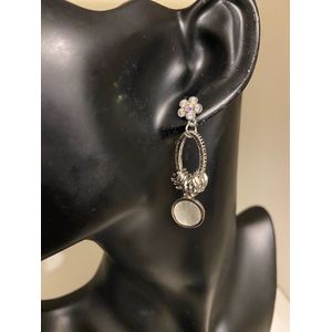 Ovale oorhangers wit en zilverkleurig | Moederdag | Verjaardagscadeau| Cadeautje| Valentijnsdag| Kado | sieraden | vaderdag | oorbellen | oorsieraden