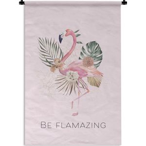 Wandkleed FlamingoKerst illustraties - Quote 'Be Flamazing' met een flamingo en bloemen op een lichtroze achtergrond Wandkleed katoen 90x135 cm - Wandtapijt met foto