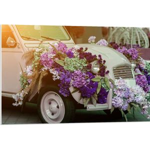PVC Schuimplaat - Paarse Bloemboeketten op Oude Auto - 90x60 cm Foto op PVC Schuimplaat (Met Ophangsysteem)