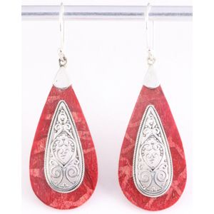 Opengewerkte zilveren oorbellen met rode koraal steen