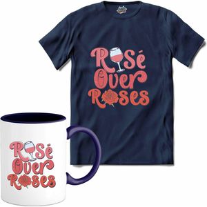 Rose Over Roses | Valentijn - Valentijnsdag - Cadeau - Kado - T-Shirt met mok - Unisex - Navy Blue - Maat 4XL