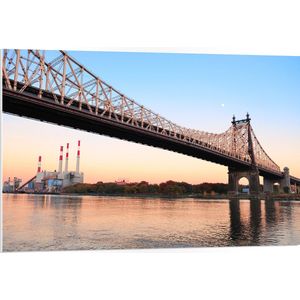 PVC Schuimplaat- Roosevelt Island Hefbrug in New York City op Zonnige Dag - 105x70 cm Foto op PVC Schuimplaat