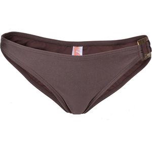 Bruin slipje van een outfit met een gesp