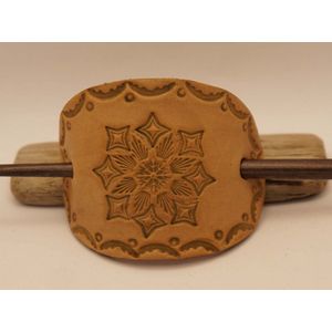 Beige lederen haarspeld siermotief + houten haarpin - sierlijke haarspeld - haarspeld met sierwerk - handgemaakte haarspeld - unieke haarspeld - elegante haarspeld - dames haarspeld dik haar - vrouwen haarspeld dun haar - haarspeld lang haar