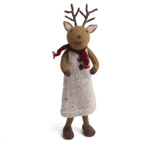 Groot Bruin Hert - Meisje met grijze jurk en rode sjaal - 27 cm staand model - Vilten Kerstdecoratie - Fair Trade - Én Gry & Sif